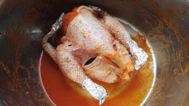 腌制两小时以上，中间勤翻面按摩（如果不急着吃可以冷藏腌制过夜，中间翻面，味道更好）。把鸡胗、鸡肝放入鸡肚内，用牙签封严，翅尖、鸡腿用锡纸包一下防止烤焦。