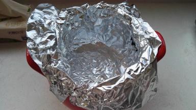 另取一张锡纸交叉放置于砂锅内按牢。