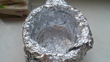 重复步骤八放置锡纸，多放几层防止烤制时的汁液流入锅内成焦斑难清洗。