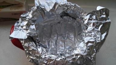 烤架上放锡纸（为了防止汁液把烤架弄脏）。