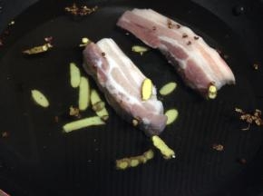 将五花肉洗净冷水下锅加入花椒和生姜