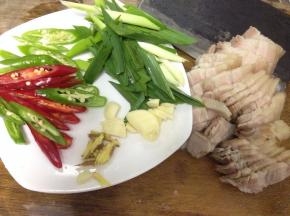 把青红椒、青苗、姜、大蒜洗净切好，五花肉同时也切好待用。