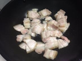 锅里倒入适量的油加五花肉煸炒一会