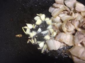 加入姜和蒜蓉翻炒香