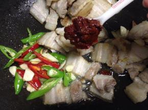再加入切好的青红椒，一勺豆瓣酱翻炒
