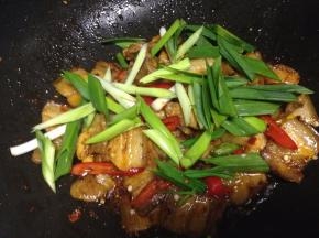 最后加入蒜苗继续翻炒至蒜苗断生即可