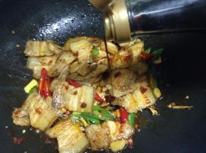 加入适量的生抽