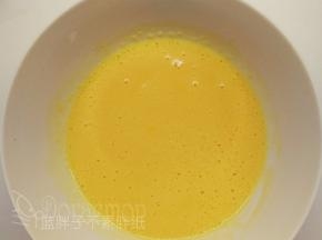 蛋黄打散，加入牛奶和色拉油，画“Z”字搅拌，一直将它们搅拌到表面有一层细腻的泡沫，即乳化完毕。