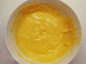 筛入低筋面粉，用手动打蛋器画“Z\