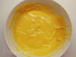 筛入低筋面粉，用手动打蛋器画“Z\