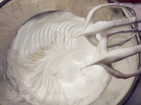 往蛋白中分3次加入糖粉，打至干性发泡。（首先，用打蛋器低速将蛋白搅打至起鱼眼泡，加入1/3的糖粉。接着，继续用电动打蛋器高速搅打，至蛋白体积膨胀1倍，再加入1/3的糖粉。然后，继续用电动打蛋器中速搅打，稍微出现纹路，加入剩余的1/3的糖粉。最后低速搅打，直至明显感到阻力，提起打蛋器时尖端小尖勾即可。）