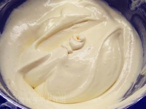 再倒回蛋白霜中，继续翻拌均匀，直至看不到一丝蛋白，面糊呈细腻光滑状。