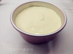 将面糊倒入模具中，用刮刀稍微抹平，再震两下。