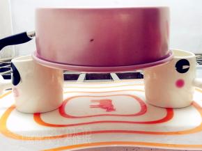 出炉后震两下，倒扣放凉。