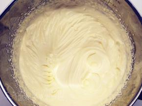 水果切成小丁。蛋糕晾凉之后脱模，平均分成三片。淡奶油打发到出现纹路。