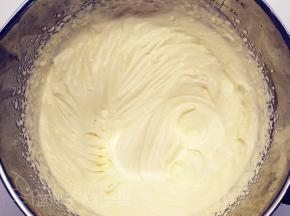 水果切成小丁。蛋糕晾凉之后脱模，平均分成三片。淡奶油打发到出现纹路。