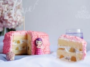 做好的蛋糕冷藏一个小时之后再切开。