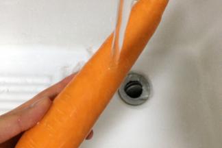 胡萝卜做法：把胡萝卜清洗干净。