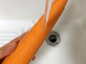 胡萝卜做法：把胡萝卜清洗干净。
