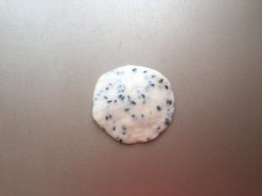 取一个剂子按扁，四周薄中间厚的状态