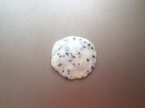 取一个剂子按扁，四周薄中间厚的状态