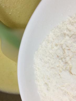 最后分两次将低筋面粉筛入蛋黄中