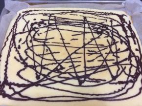 烤好后拿出摔一下烤盘，让热气散出，晾凉30秒左右，让表皮也散热，盖上一层油纸倒扣在烤网上。