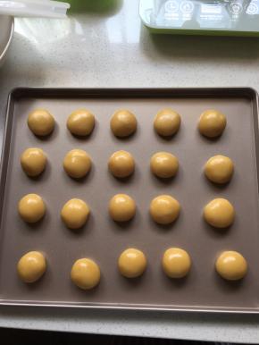 松弛过的饼皮分成15克一个，用手搓成球状