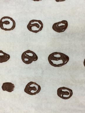 放入提前预热好的烤箱中180度烤1分钟，表面干燥不流动即可