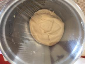 面团拌匀成团后，盖保鲜膜静置2h及以上