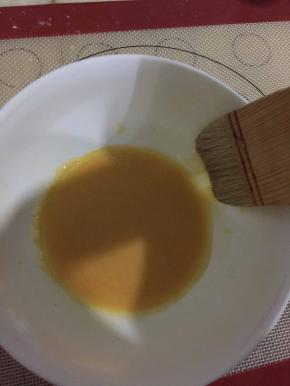 烤箱提前预热，上200下150，我放的是中上层。第一个12分钟拿出来表面刷蛋液，完事继续烤制12分钟！具体情况视自家烤箱调控