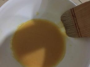 烤箱提前预热，上200下150，我放的是中上层。第一个12分钟拿出来表面刷蛋液，完事继续烤制12分钟！具体情况视自家烤箱调控