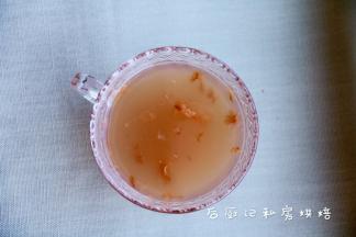 烤的时间，就来一杯玫瑰莲子羹吧！其实就是炒莲蓉的莲子煮出来的胶质汤汁，另加入一勺玫瑰酱，正好可以中和莲子的豆涩味