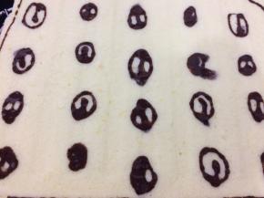 趁热揭去底部油纸，不要等完全凉透，手感有点温度时在倒扣