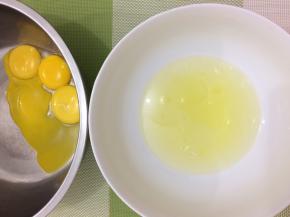 蛋清和蛋黄分别装在无油无水的盆或碗中