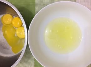 蛋清和蛋黄分别装在无油无水的盆或碗中