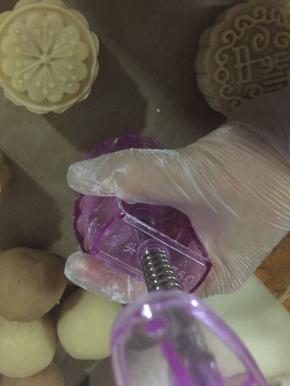 月饼皮静置时间到，开始分割，我是按馅儿7皮3的比例包的！每次包完馅后，沾一点手粉，轻轻抹一圈，这样既能防粘又比刷油来的更健康