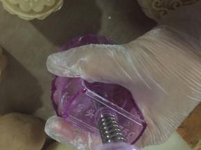 月饼皮静置时间到，开始分割，我是按馅儿7皮3的比例包的！每次包完馅后，沾一点手粉，轻轻抹一圈，这样既能防粘又比刷油来的更健康