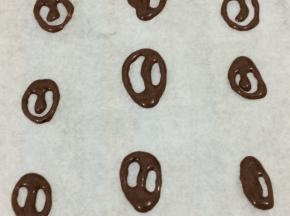 在烤盘上铺上油纸，然后画上你自己喜欢的图案