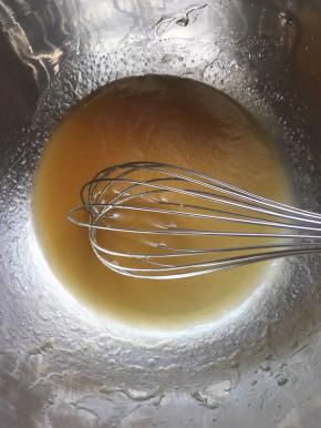 分三次加入玉米油，每次搅拌均匀后，再加下一次至完全溶合