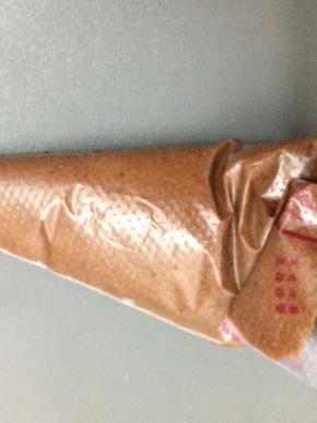 装入裱花袋中，剪一个小口