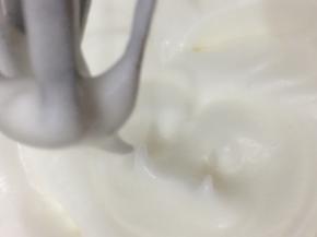 白糖分三次加入蛋清中打发到蛋白霜细腻有光泽，纹路不会消失，提起打蛋器看到小尖角即可