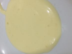 从拌好的面糊中要出一勺放到小碗里