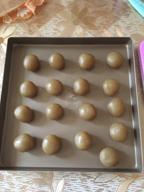 将莲蓉馅分成27克一个，搓成圆球状