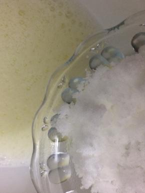 蛋清中用打蛋器低速打发，打发到泡状，第一次加入白糖15克，转中速继续打发