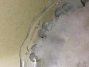 蛋清中用打蛋器低速打发，打发到泡状，第一次加入白糖15克，转中速继续打发