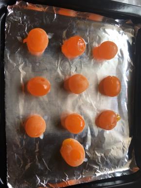 预热烤箱，上下过150度烤8分钟将咸蛋黄烤熟，放凉备用