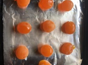 预热烤箱，上下过150度烤8分钟将咸蛋黄烤熟，放凉备用