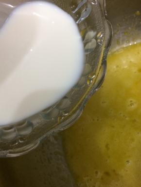 在将牛奶倒入混合均匀