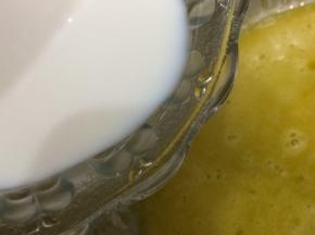 在将牛奶倒入混合均匀